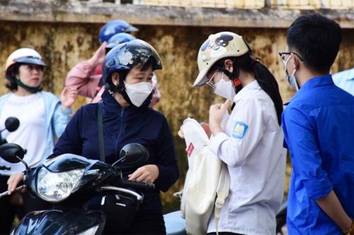Thi tốt nghiệp THPT quá quan trọng, cứ phục vụ tận răng, con vào đại học rồi sẽ tự lập