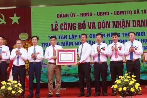 Xã Tân Lập đón bằng công nhận đạt chuẩn nông thôn mới kiểu mẫu