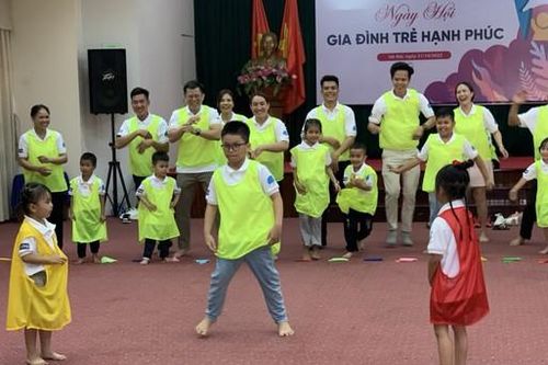Nhiều hoạt động sôi nổi 'chạm để yêu thương' xây dựng gia đình trẻ hạnh phúc