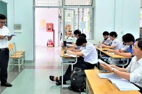 Ấn tượng những thí sinh cao tuổi dự thi tốt nghiệp THPT 2023