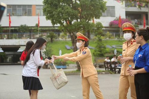 CSGT Hà Nội 'dầm mưa, dãi nắng' đảm bảo giao thông thông suốt trong buổi thi đầu tiên