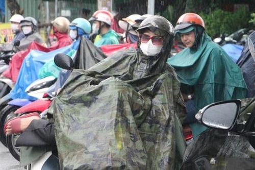 TP.HCM mưa lớn, phụ huynh chờ đón con thi tốt nghiệp dưới mưa tầm tã