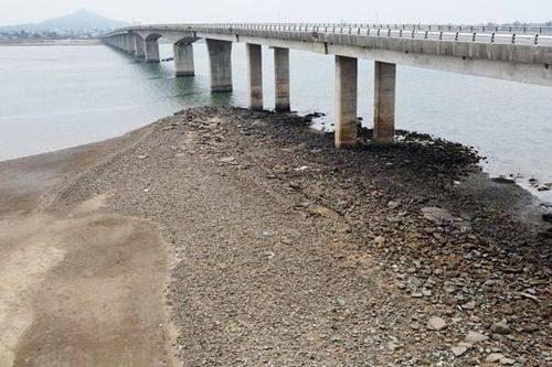 Hà Tĩnh: Ngư dân gặp khó khi rác xây dựng bị 'bỏ quên' dưới chân cầu Cửa Nhượng