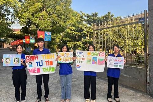 Tình nguyện viên đồng hành 'sĩ tử' ở Quảng Nam, Quảng Ngãi