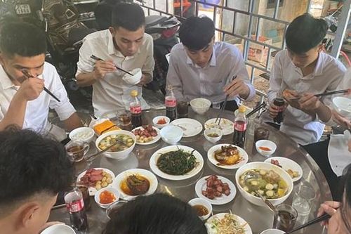 Chuẩn bị bữa cơm, sẵn sàng cây bút… hỗ trợ thí sinh dự thi tốt nghiệp