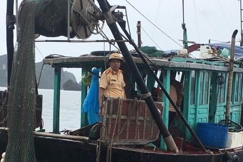 Quảng Ninh: Liên tiếp bắt giữ phương tiện khai thác thủy sản trái phép