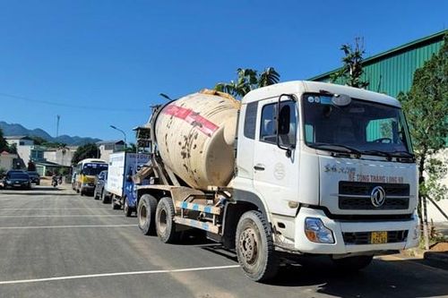 Hòa Bình: Trung tâm 28-01S mở trở lại, ô tô nối đuôi nhau vào kiểm định