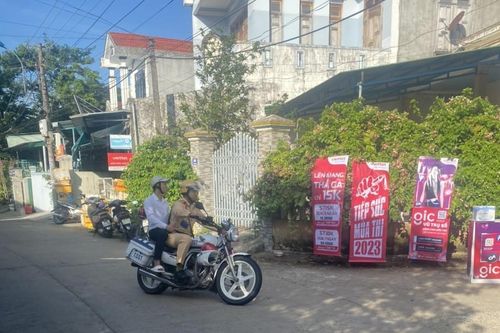 Quảng Ngãi: Chở thí sinh đến điểm thi kịp thời bằng xe đặc chủng