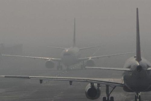 Mưa dông lớn, 65 chuyến bay không thể đáp ngay xuống Tân Sơn Nhất