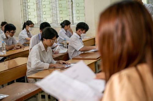 Tạm dừng nhiệm vụ coi thi đối với các cán bộ liên quan 2 vụ lọt đề thi