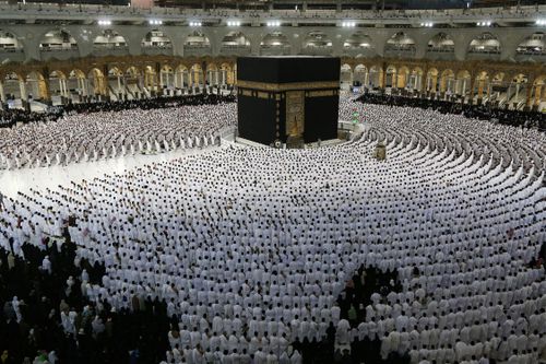 Hàng triệu tín đồ Hồi giáo hành hương đến Mecca dưới nắng nóng 48 độ C