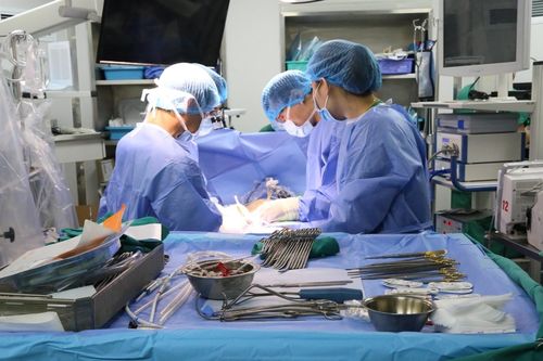 Phẫu thuật ngay trong đêm cứu người có vết thương thấu ngực, bụng