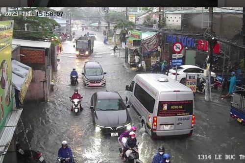 TP.HCM mưa lớn, nhiều tuyến đường bị ngập
