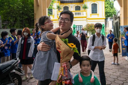 Hết giờ làm bài môn cuối, thí sinh hô to 'Đỗ tốt nghiệp rồi'