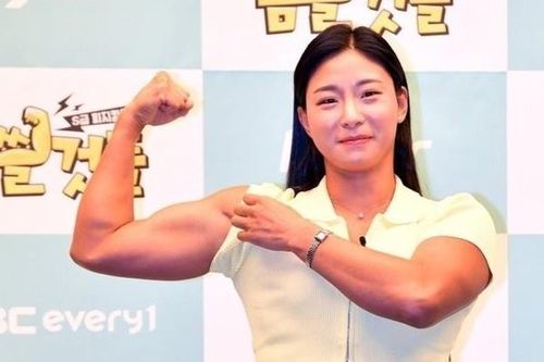 Thí sinh nữ show Physical 100 khoe cơ bắp vạm vỡ