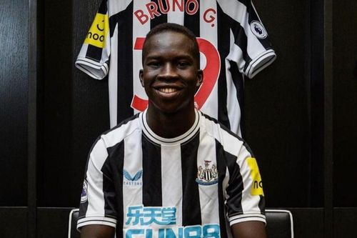 Anh trai cầu thủ Newcastle bị bắt sau một năm chạy trốn