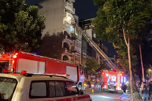 Cháy nhà hàng trung tâm TP.HCM, nhiều người tháo chạy