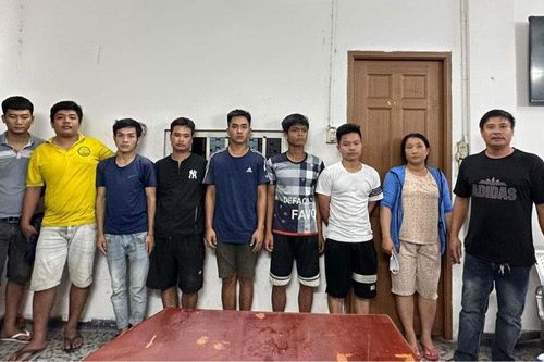 Xử lý nhiều nhóm người dán quảng cáo trái quy định ở TP.HCM