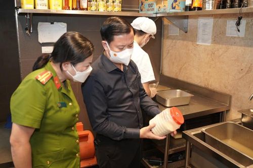 Nguy cơ ngộ độc thực phẩm khi đi du lịch
