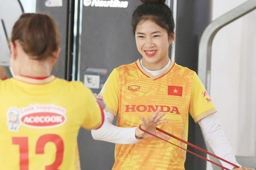 HLV Mai Đức Chung báo tin vui về lực lượng, khen ngợi thể lực Thanh Nhã