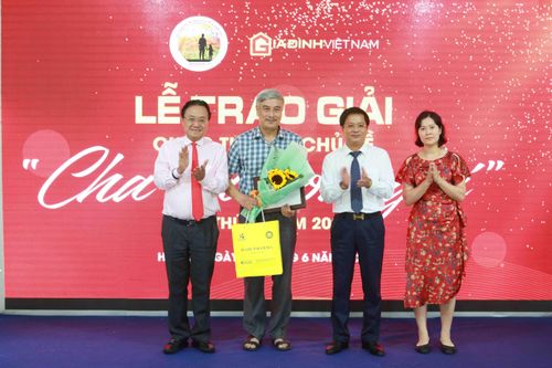 Trao giải cuộc thi viết 'Cha và con gái'