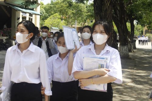 Quảng Ngãi: Kịp thời chở thí sinh ngủ quên đến điểm thi đúng giờ