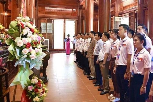 Đoàn sĩ quan trẻ Bộ đội Biên phòng Việt Nam - Lào dâng hoa, dâng hương tại Khu di tích Kim Liên