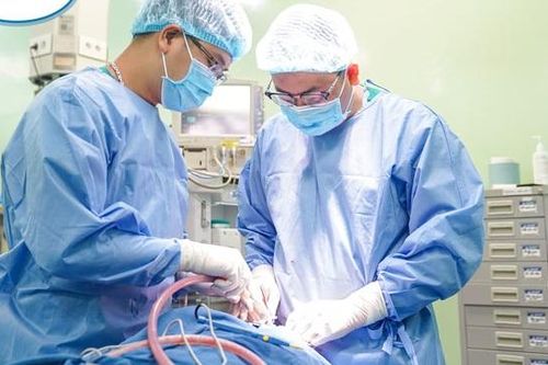 Hành trình tìm lại khuôn mặt xinh đẹp cho bé gái có u hắc tố khổng lồ