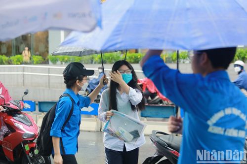 Những màu áo xanh tiếp sức mùa thi 2023