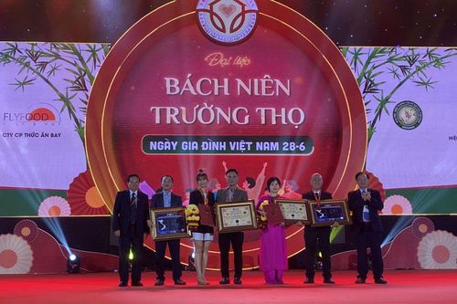'Đại tiệc Bách niên trường thọ' mừng Ngày Gia đình Việt Nam