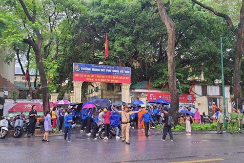 Cảnh sát giao thông đồng hành cùng thí sinh trên cả nước