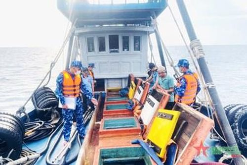 Cảnh sát biển bắt giữ tàu vận chuyển trái phép khoảng 60.000 lít dầu D.O
