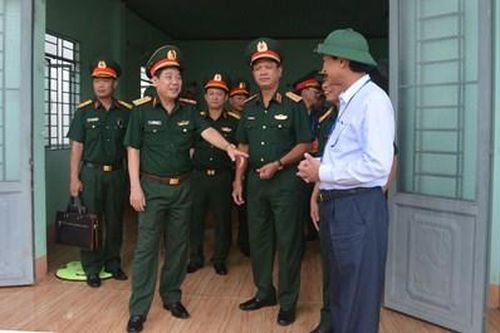 Tham quan mô hình điểm về công tác quốc phòng địa phương trên địa bàn Quân khu 7