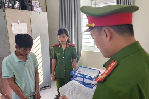Đập kính ô-tô trộm giấy tờ xe rồi đòi tiền chuộc