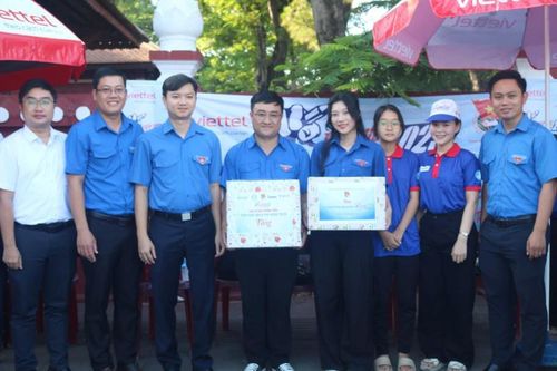 Trung ương Hội Sinh viên Việt Nam thăm, tặng quà Đội hình Tình nguyện tiếp sức mùa thi 2023 tỉnh Thừa Thiên - Huế