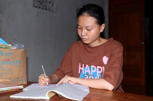 Nén nỗi đau mất bố mẹ, nữ sinh Nghệ An bình tĩnh bước vào Kỳ thi