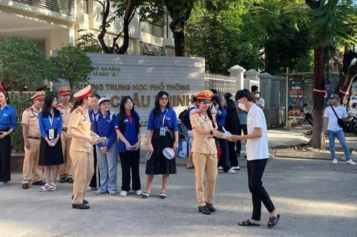 Đoàn thanh niên CSGT Công an Đà Nẵng 'Tiếp sức mùa thi'