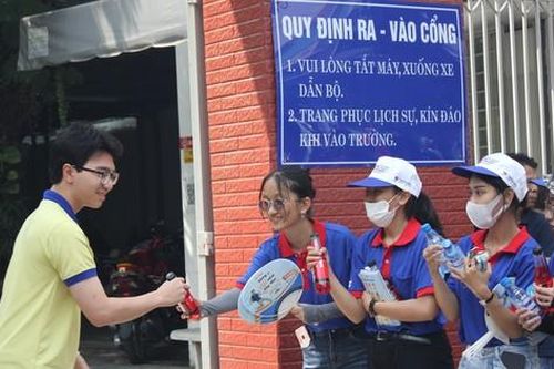 Phụ huynh cảm mến với màu áo xanh 'Tiếp sức mùa thi'