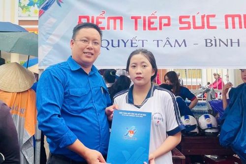Trao học bổng 'Tiếp sức mùa thi' cho sĩ tử