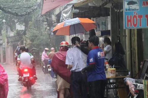 Dầm mình che mưa cho thí sinh, sinh viên tình nguyện nhận được 'bão like'