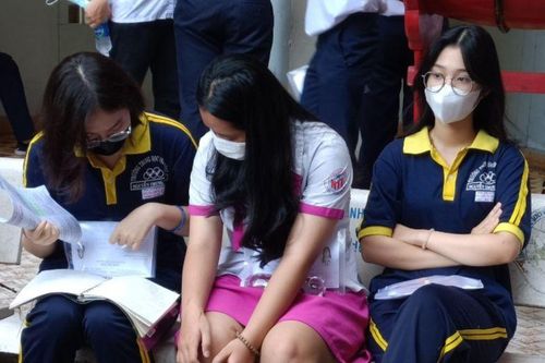 Thí sinh lo lắng cho bài thi tổ hợp sau ngày đầu tiên 'khó nhằn'