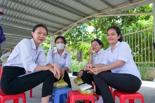 Thầy giáo Vĩnh Long nấu cơm trưa miễn phí cho sĩ tử