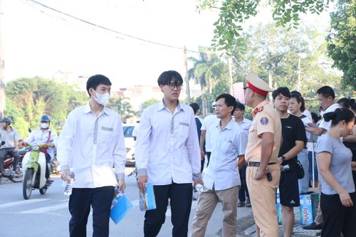 Nỗi lòng cha mẹ và thầy cô bên ngoài cánh cổng trường thi