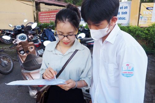 Những 'bông hồng' trung tâm tiếp sức trò tại điểm thi