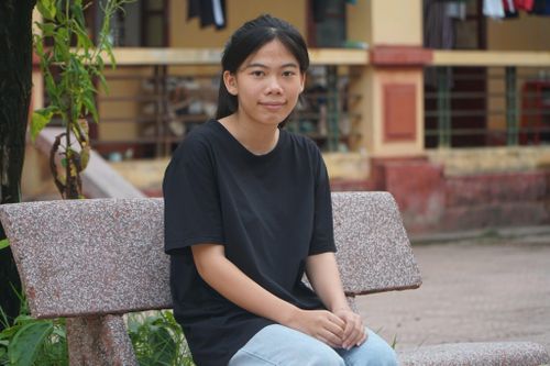 Nữ sinh mồ côi mong đậu đại học làm món quà tặng bà nội