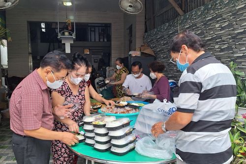 Những suất cơm trưa ấm lòng sĩ tử