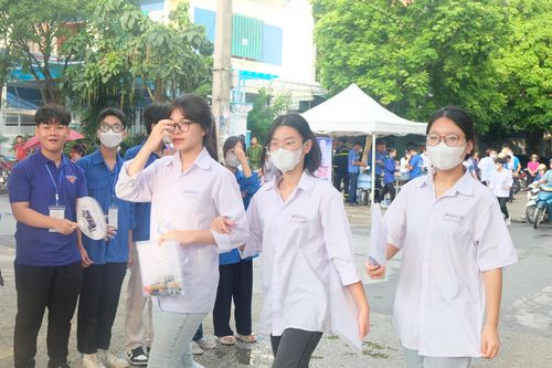 Đình chỉ thi một thí sinh tại Thanh Hóa mang ĐTDĐ vào phòng thi