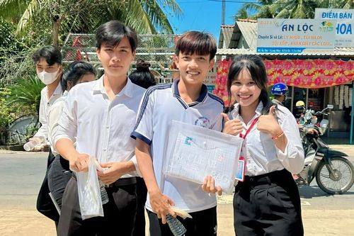Những nụ cười làm dịu mát kỳ thi