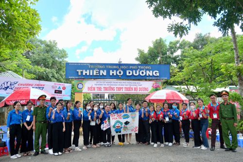 Cô giáo một chân tiếp sức sĩ tử thi tốt nghiệp THPT