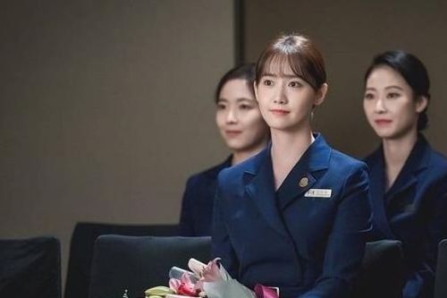 Phim Khách sạn vương giả: YoonA tỏa sáng với gu thời trang công sở tối giản nhưng thời thượng